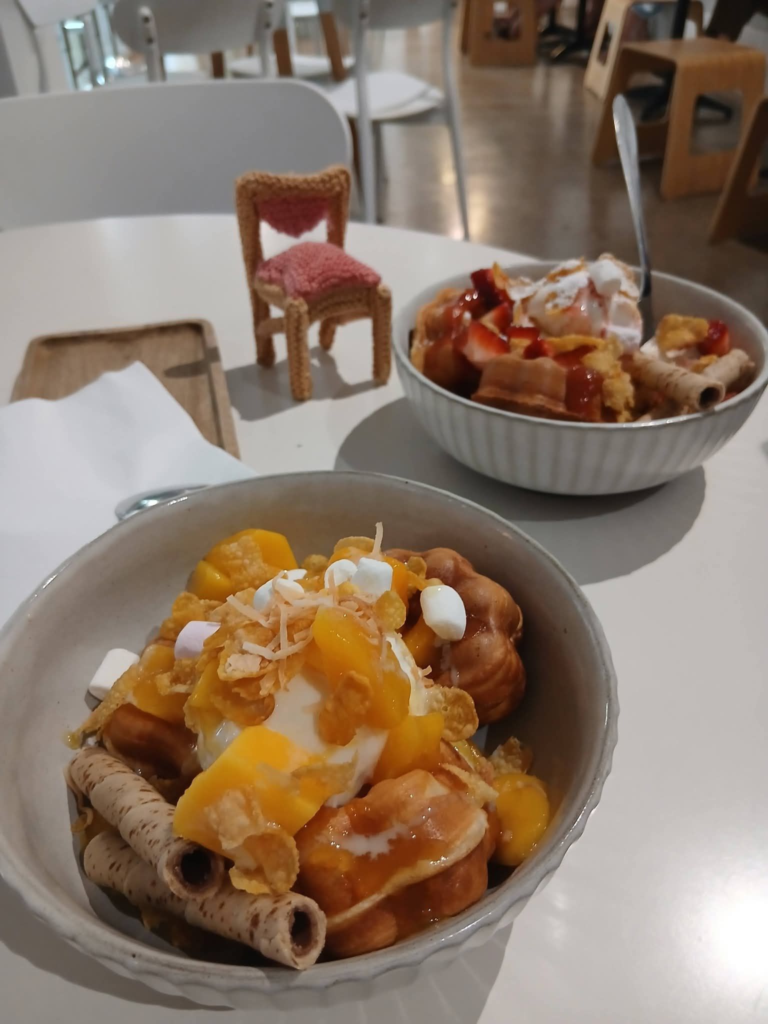 Chairlie has breakfast